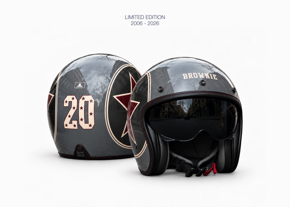 Casco de moto gris con el número veinte y estrellas en relieve