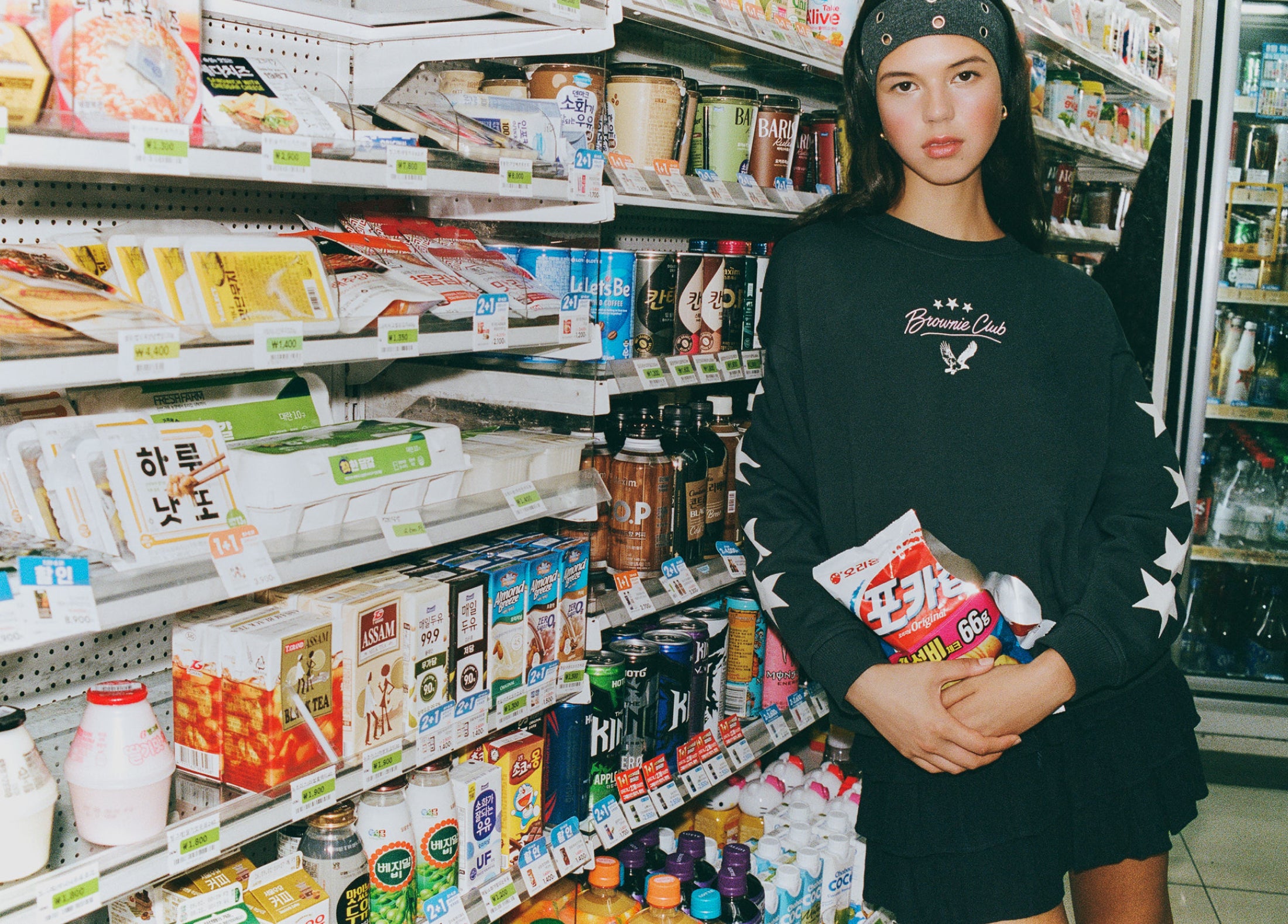 Sudadera negra de manga larga con estampado de águilas y estrellas en el pecho y las mangas