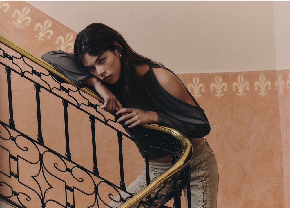 Blusa de viscosa con frunce bajo y hombros descubiertos en tono granate