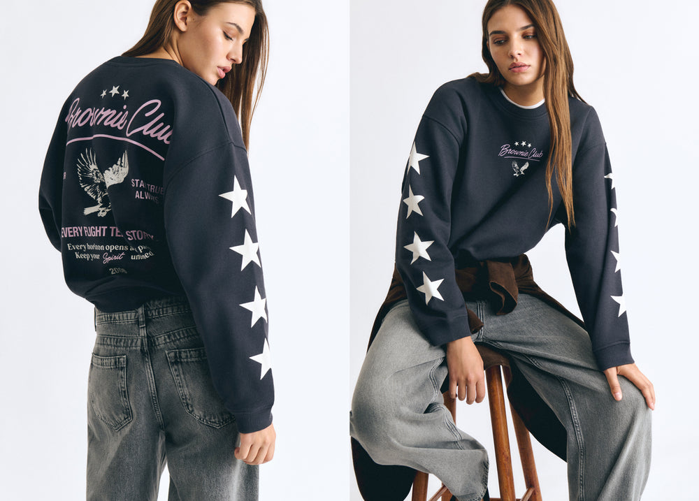 Sudadera negra de manga larga con estrellas blancas en los brazos y logotipo bordado en el pecho