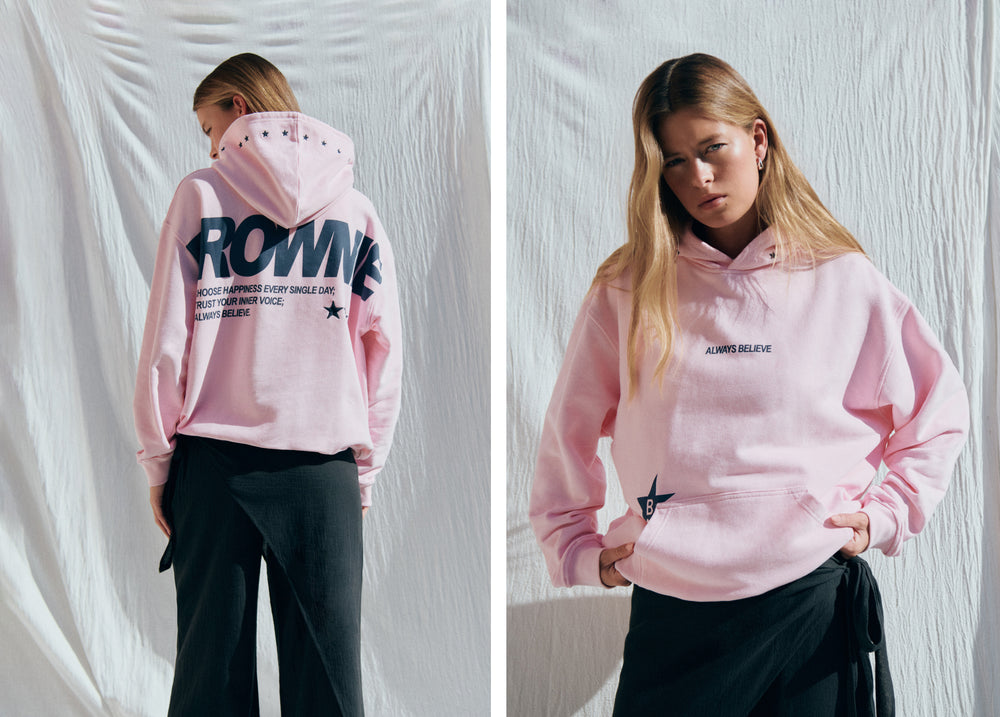 Sudadera de capucha rosa con estrellas bordadas y bolsillo frontal