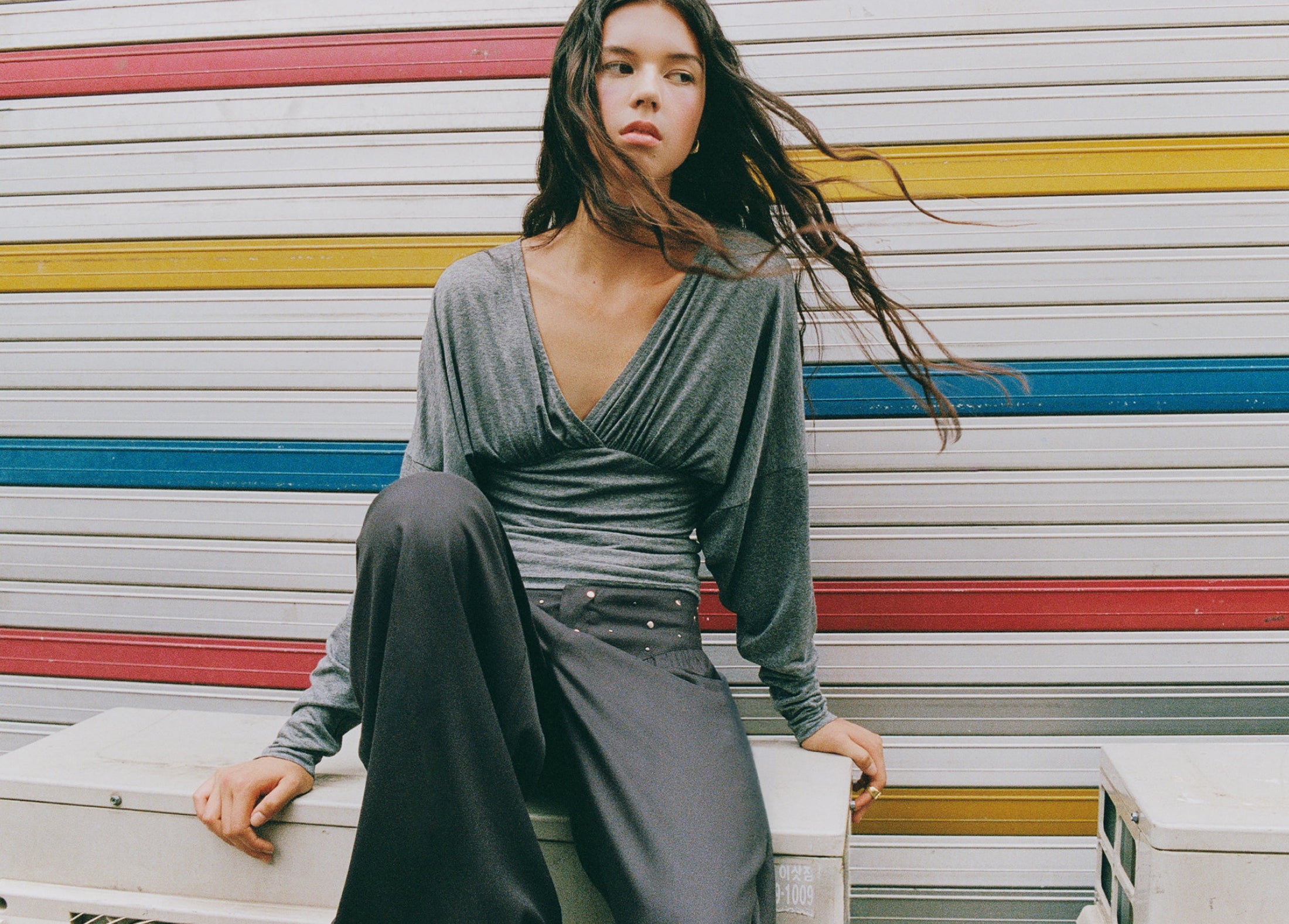 Camiseta entallada de manga larga en gris vigore con escote en V y cintura ceñida