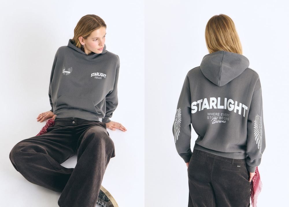 Sudadera de capucha antracita con print de lentejuelas sobre modelo