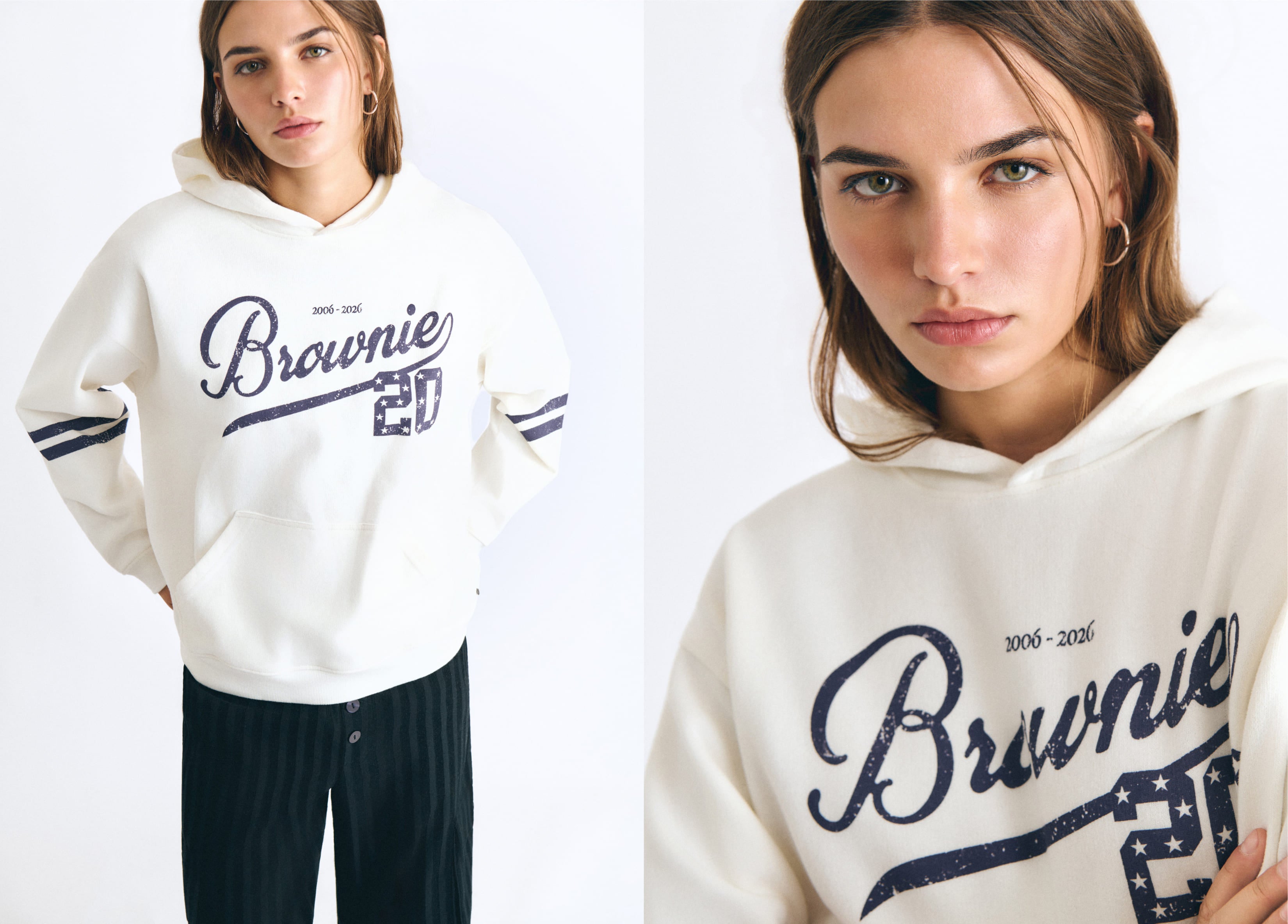 Sudadera de capucha en color crudo con estampado de aniversario y rayas en las mangas sobre modelo
