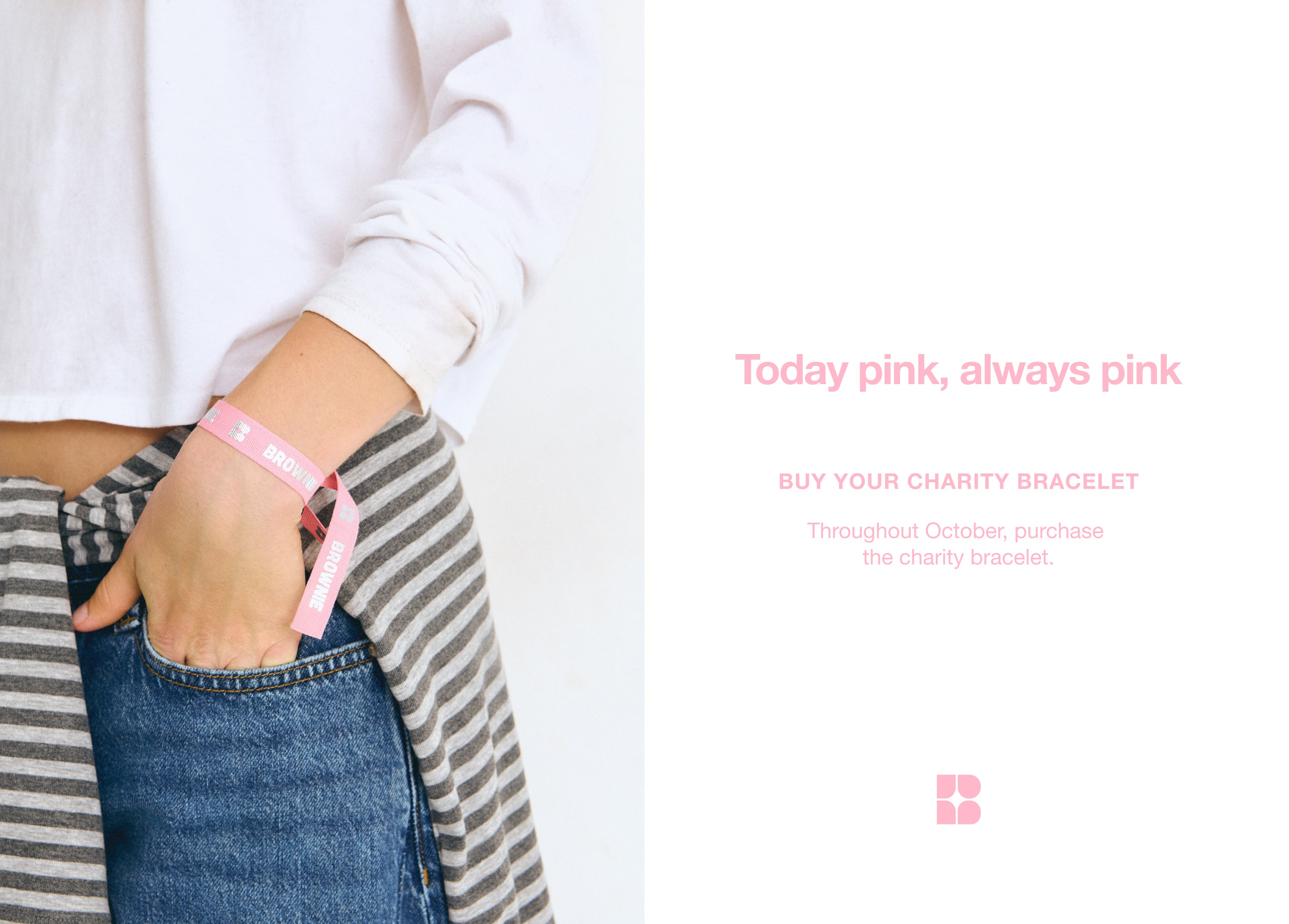 Pulsera rosa de colaboración con la AECC lucida en la muñeca sobre modelo