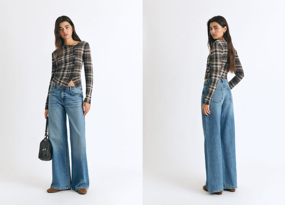 Jeans vaqueros de tiro medio y corte ancho en azul oscuro sobre modelo