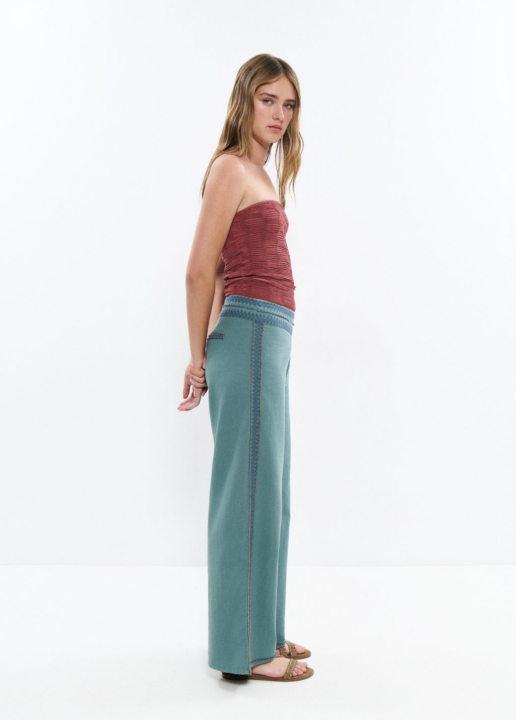 Calças compridas com cintura bordada