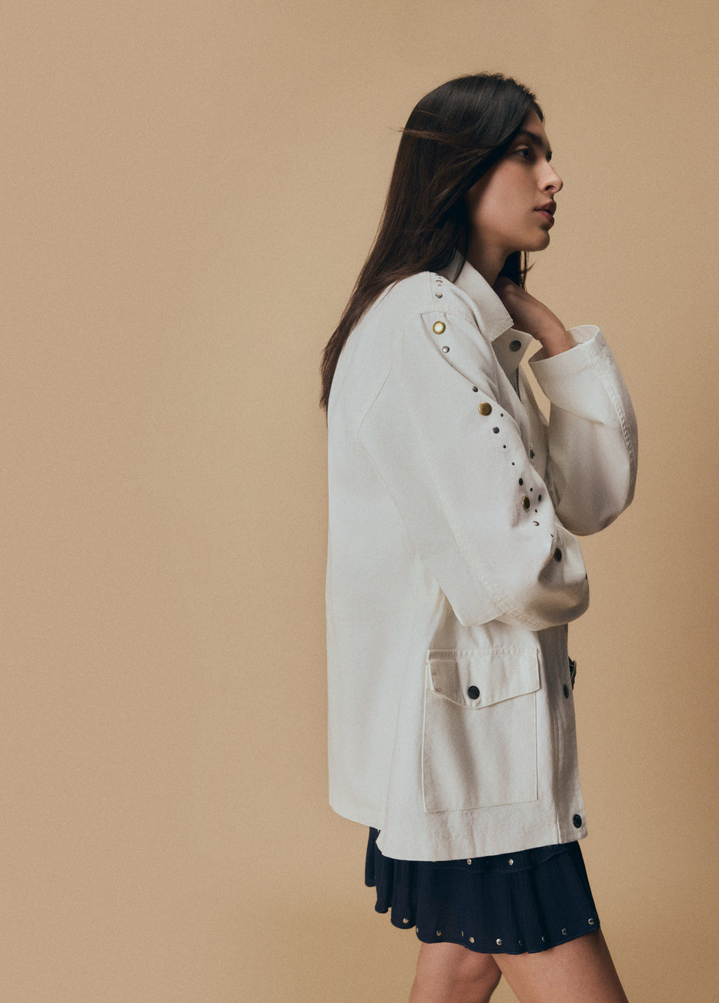 Parka blanca amb detall de taches a la màniga