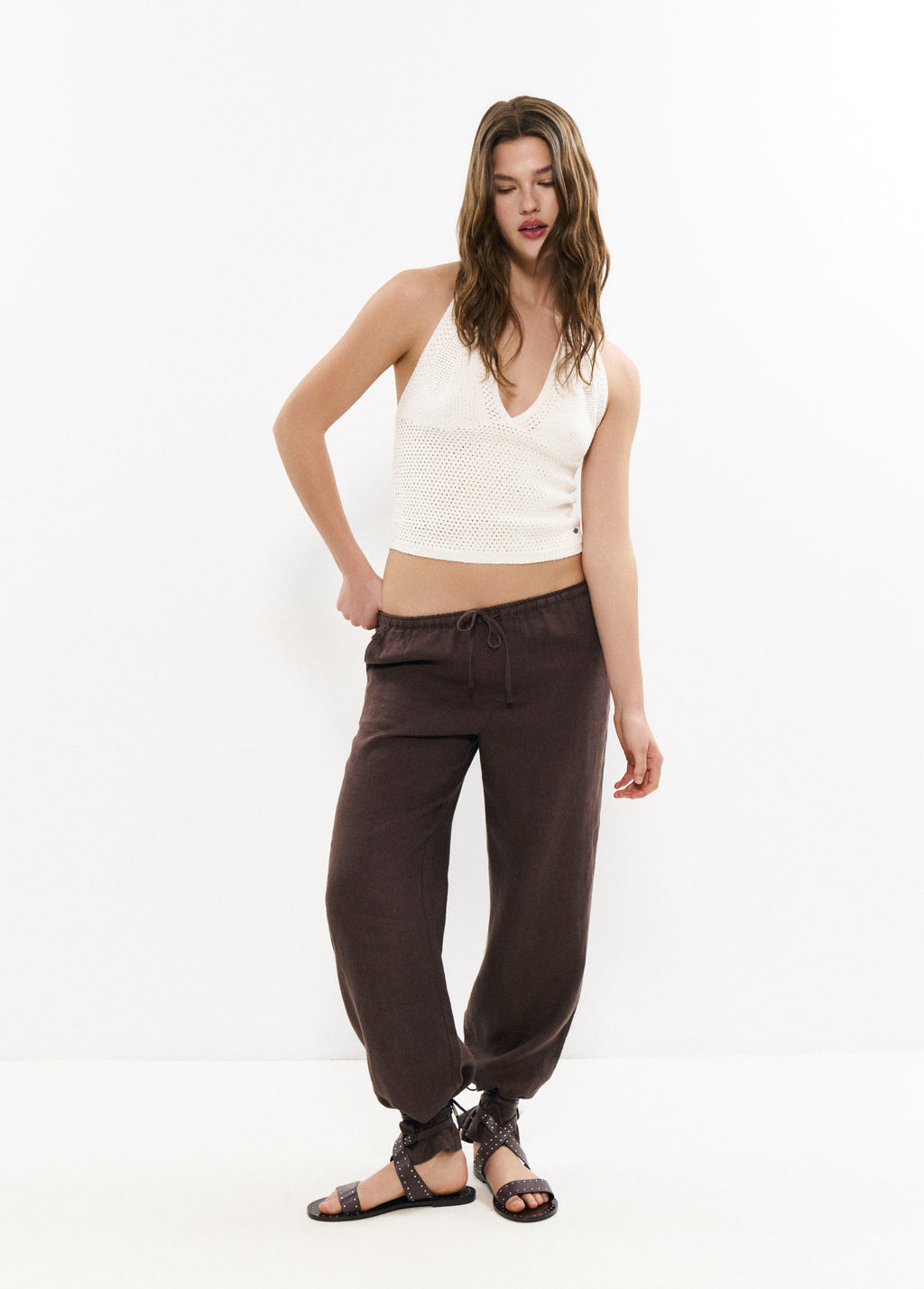 Sandália plana com tiras e tachas