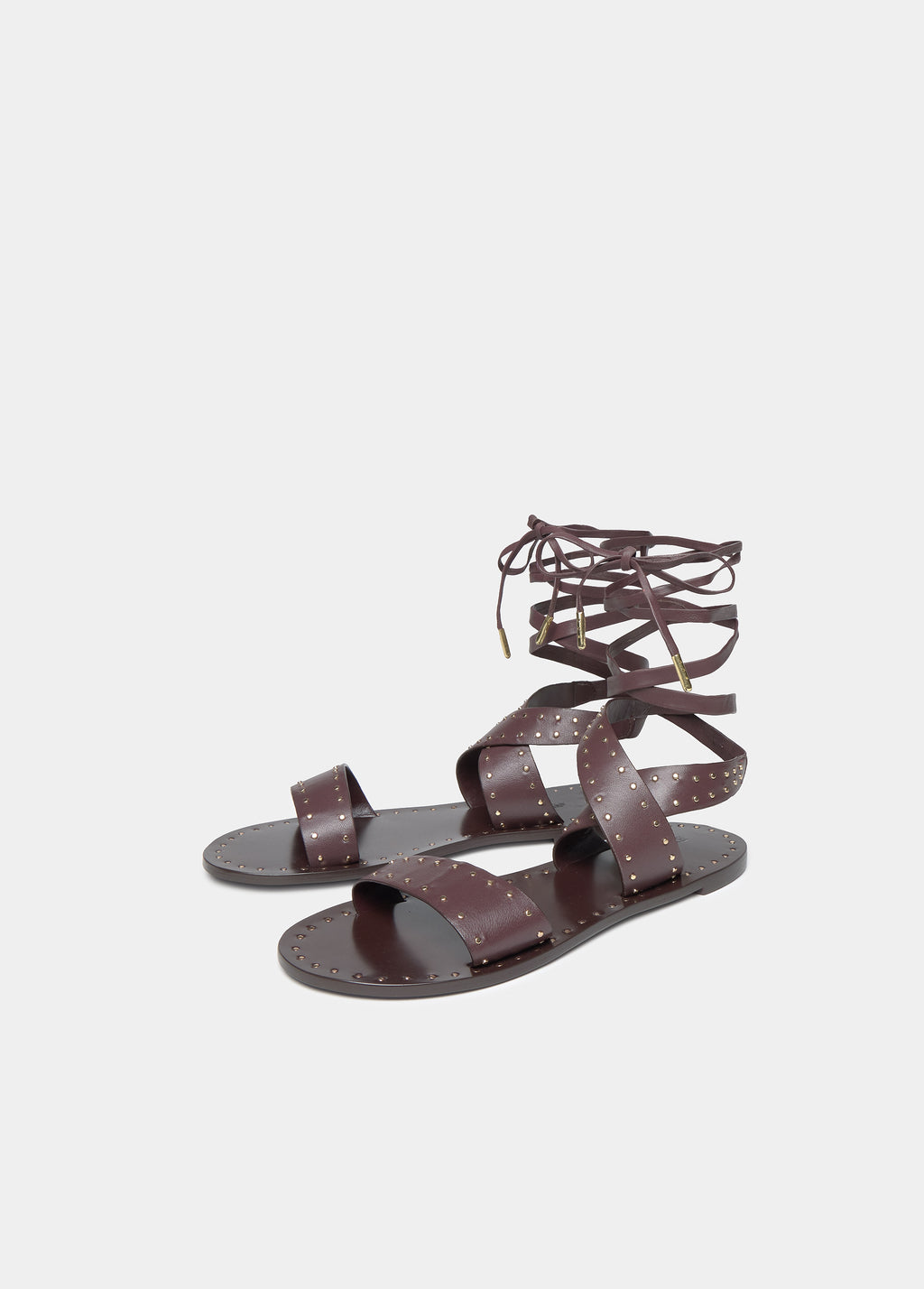 Sandália plana com tiras e tachas