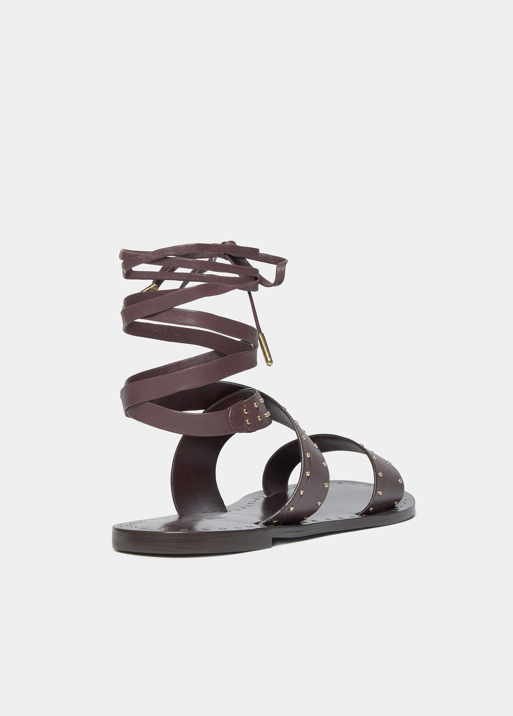 Sandália plana com tiras e tachas