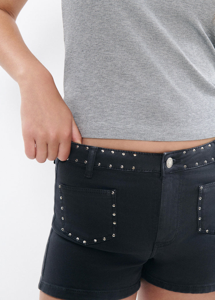 Calções com tachas decorativas