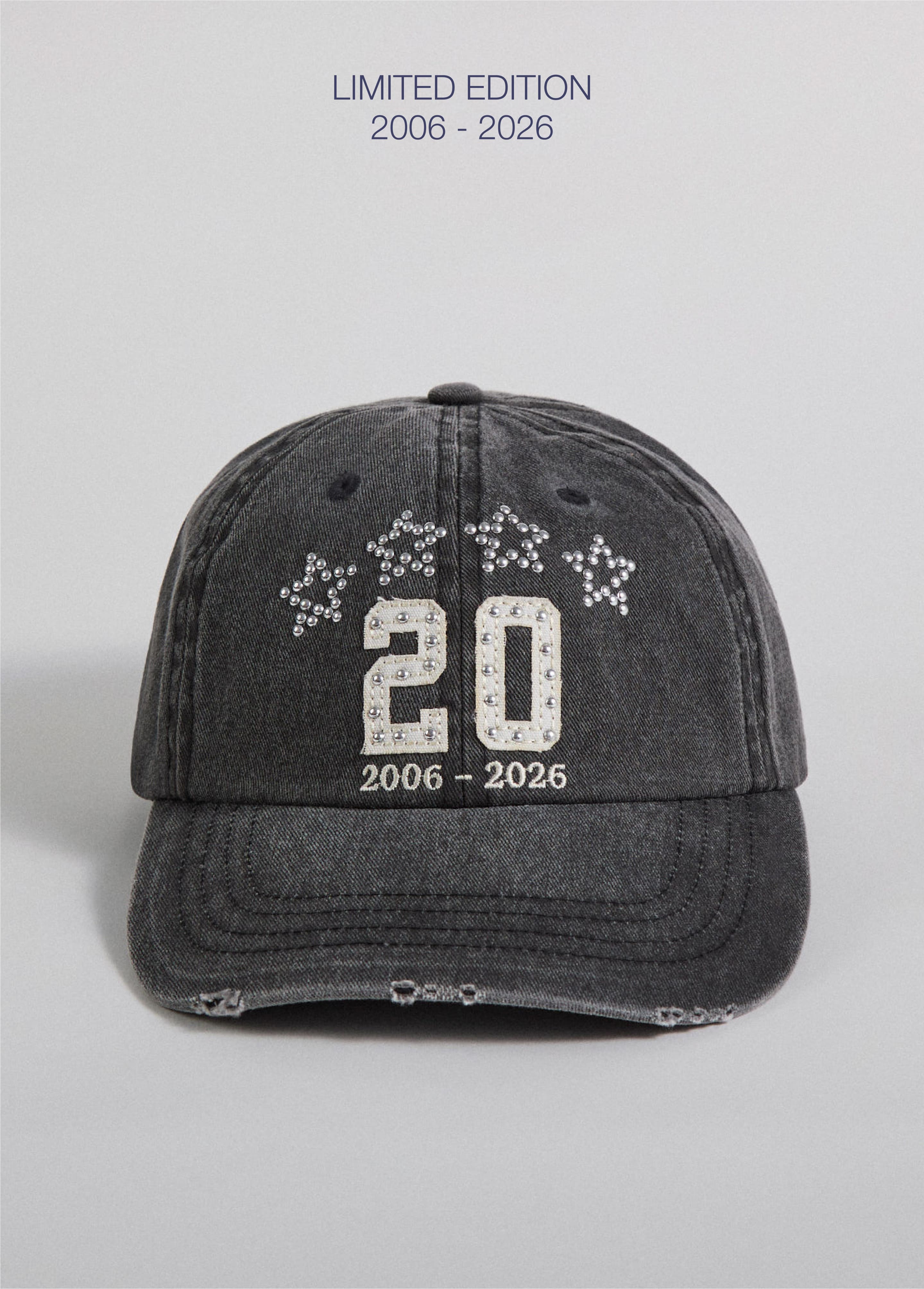 Gorra gris de 20 aniversario con tachas lucida sobre modelo