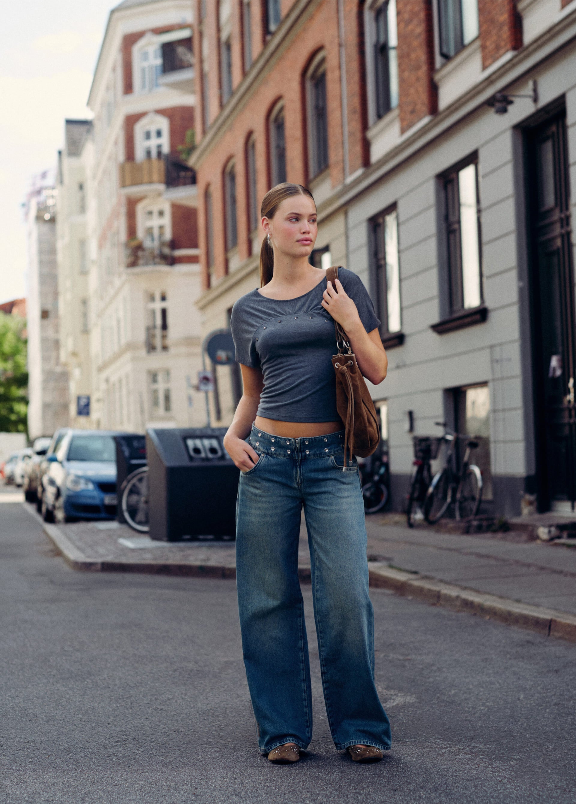 Jeans met studs en borduursel op de tailleband