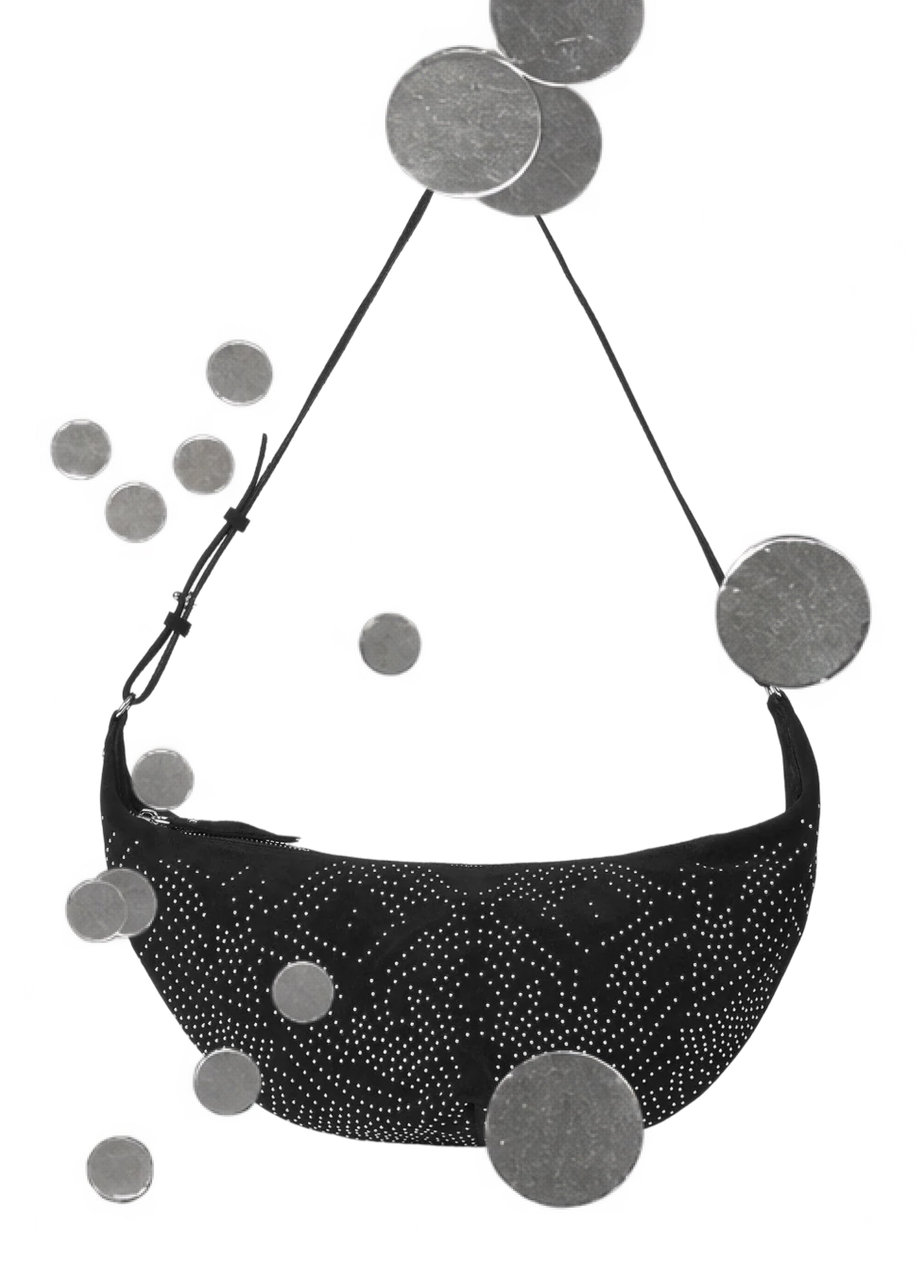 Bolso bandolera de color negro con tachas lucido sobre modelo