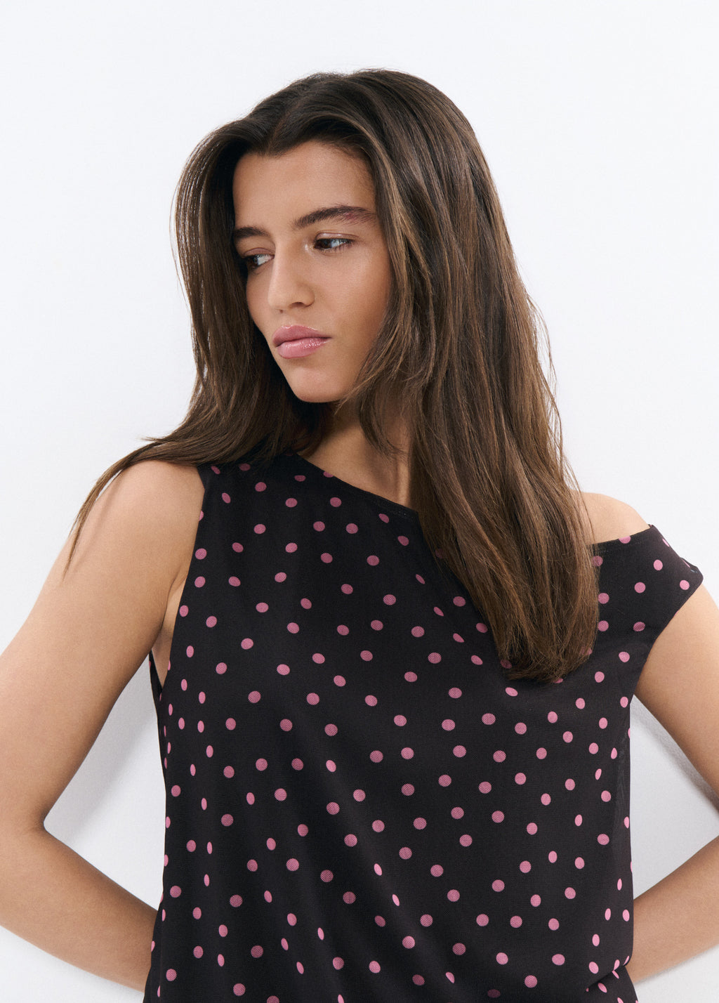 Vestido drapeado com bolinhas