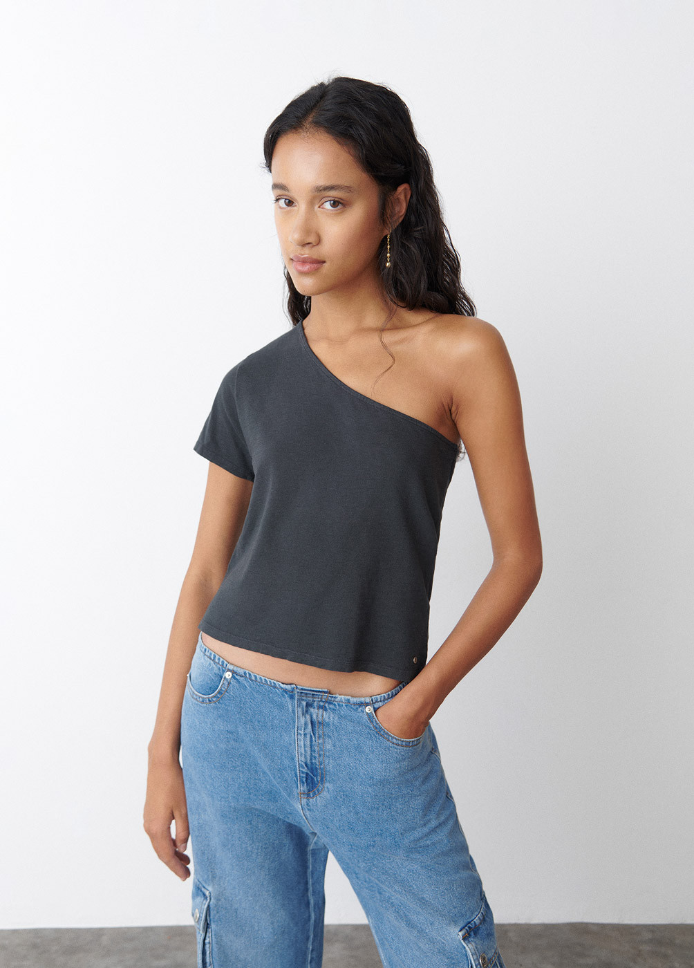 ASYMMETRISCHES KURZARM-T-SHIRT