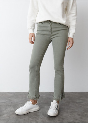 HOSE MIT AUSGEFRANSTEM SAUM