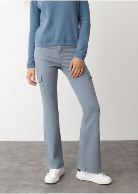 CARGOHOSE MIT AUSGESTELLTEM BEIN