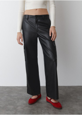CARGOHOSE MIT LEDEROPTIK
