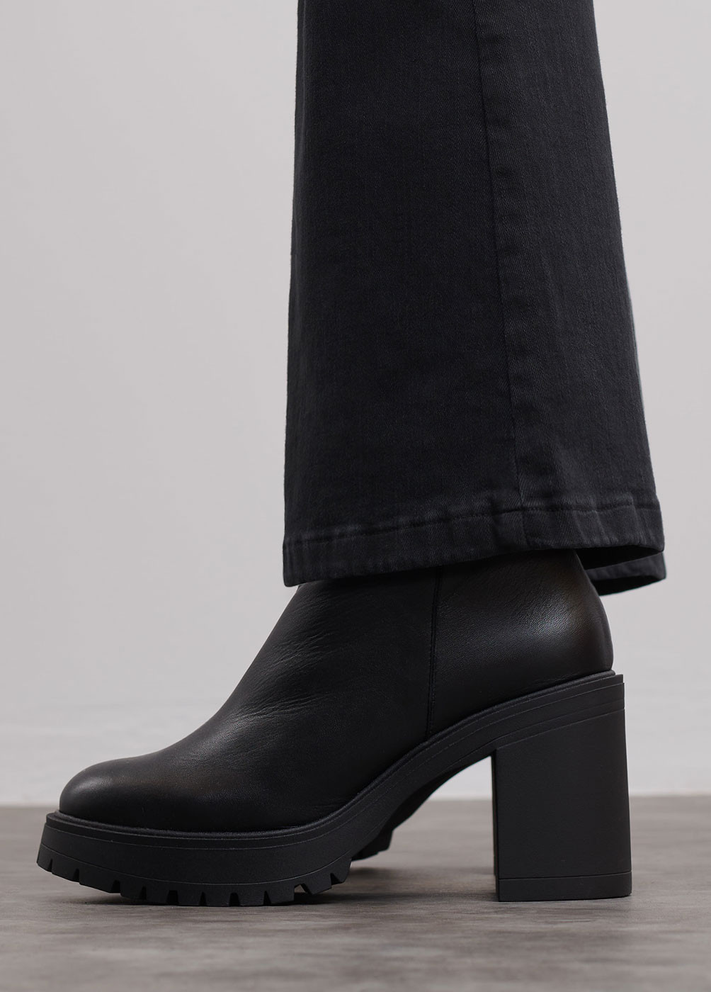 HEELED LEATHER ZIP-UP BOOTS