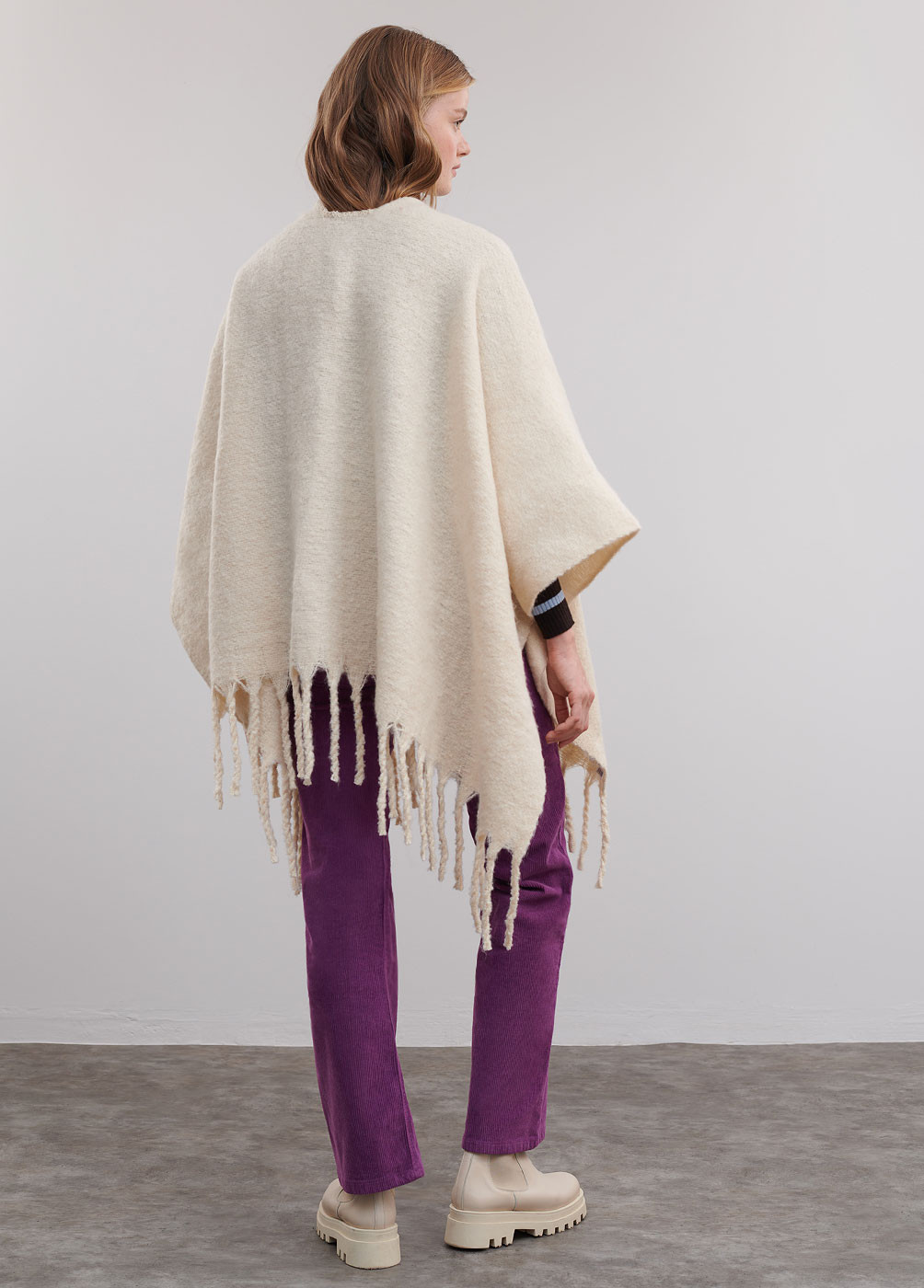 THICK PLAIN-DYE PONCHO WITH TASSELS