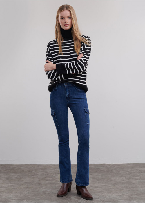 Flared jeans with pockets