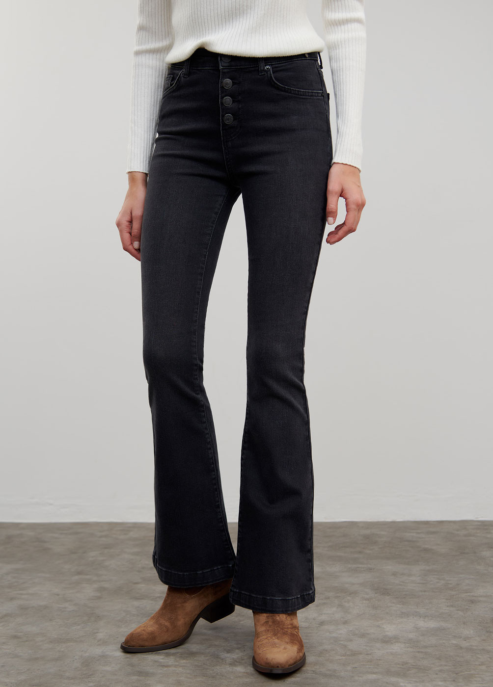FLARED JEANS WITH BUTTON DETAIL