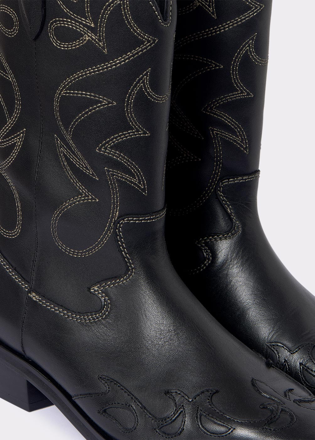 COWBOY BOOT WITH CONTRAST STITCHING