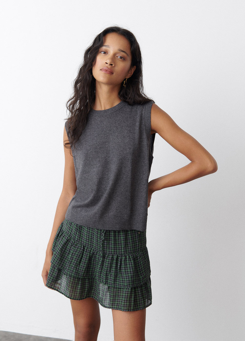 ROUND NECK FINE KNIT VEST