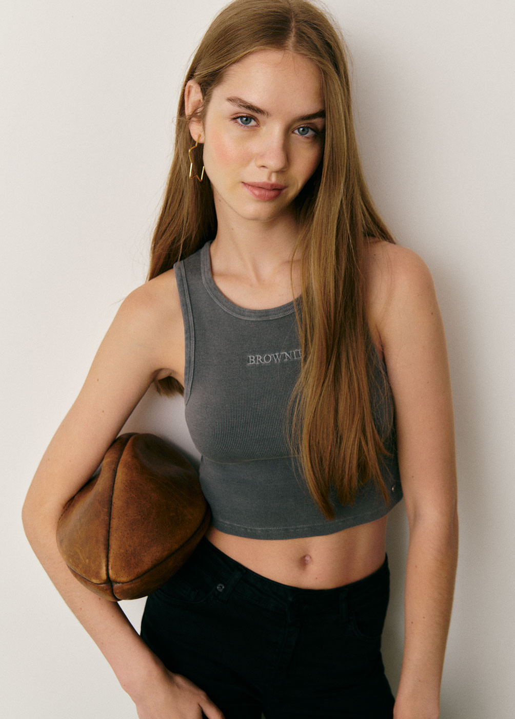 SLEEVELESS EMBROIDERED T-SHIRT