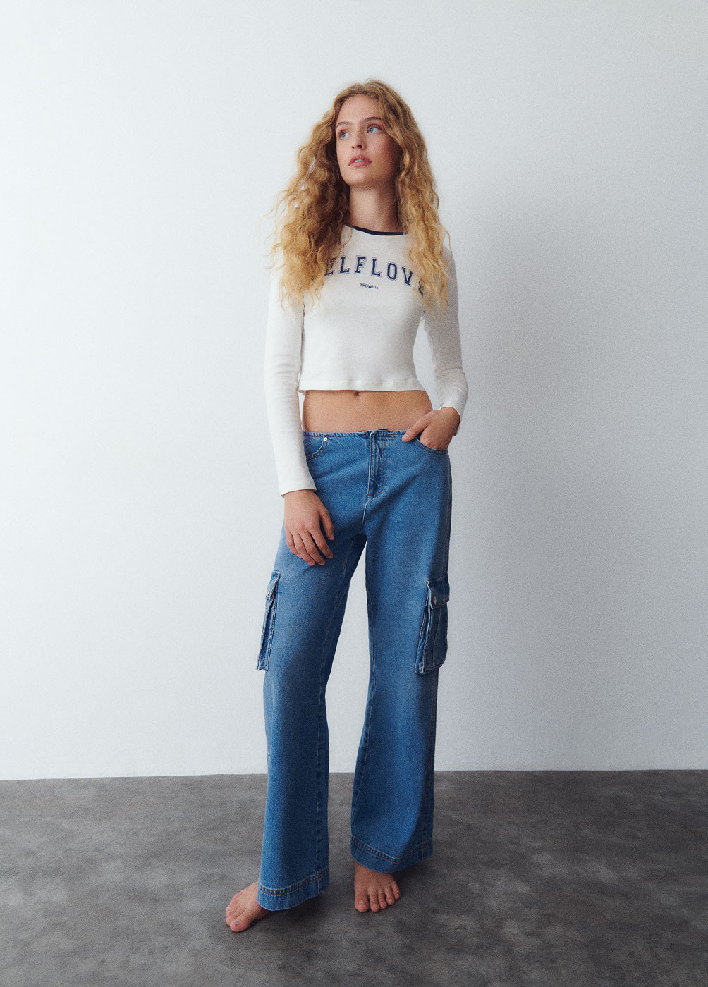 LOW-RISE CARGO JEANS