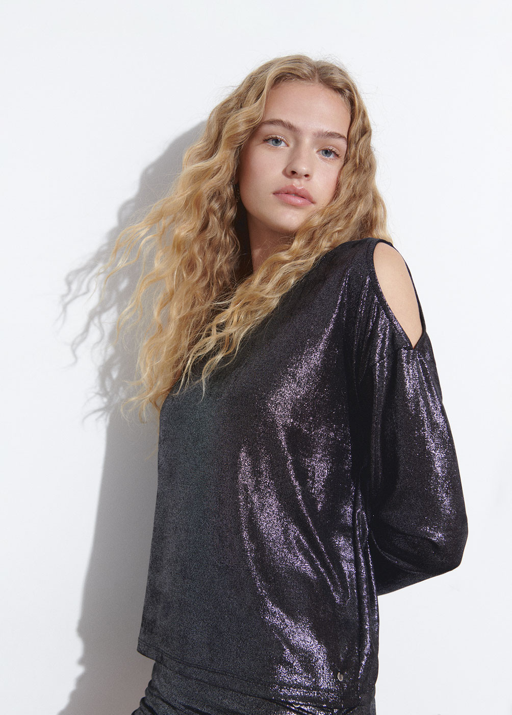 SHINY COLD-SHOULDER T-SHIRT