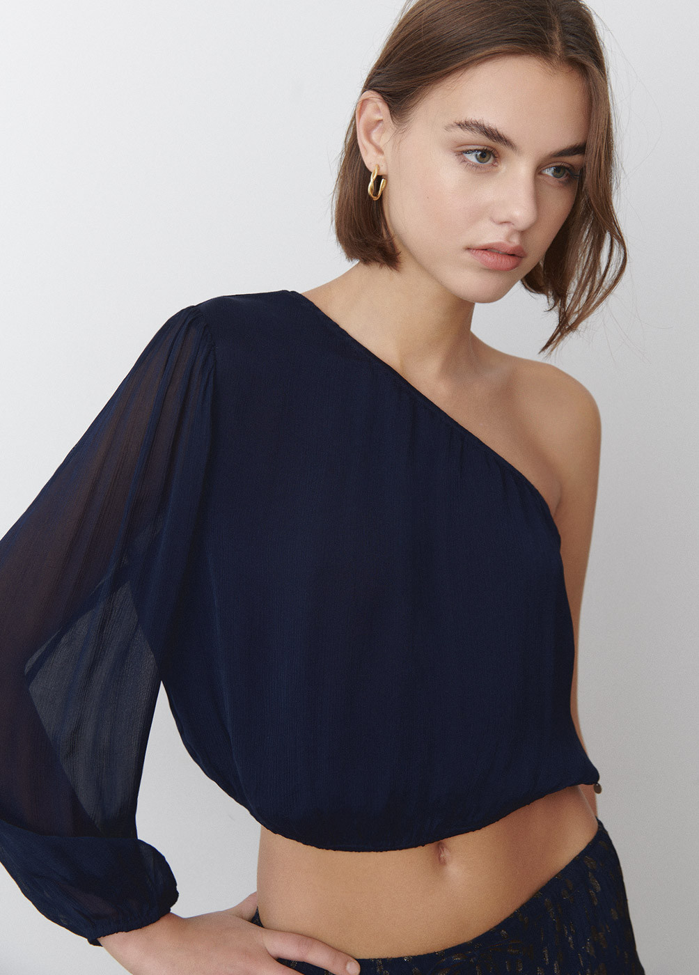 ASYMMETRIC BLOUSE WITH CHOKER