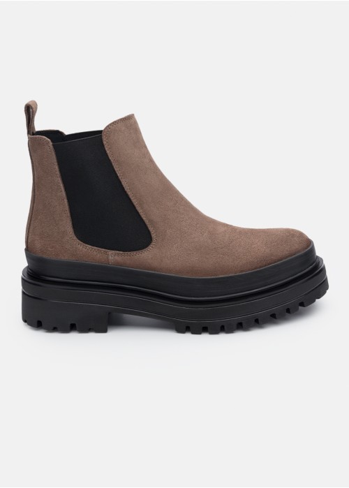 Flat chelsea boots