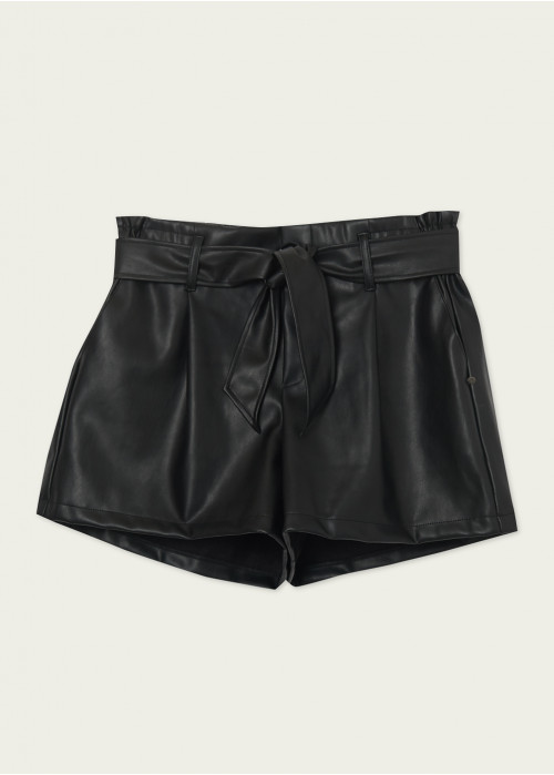 Short dora efecto piel lazada