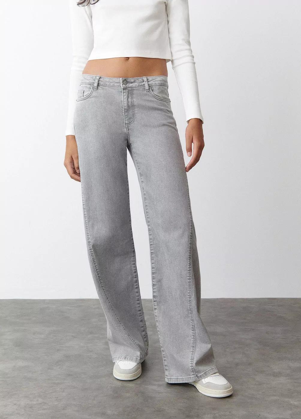 Jeans acampanados corte lateral