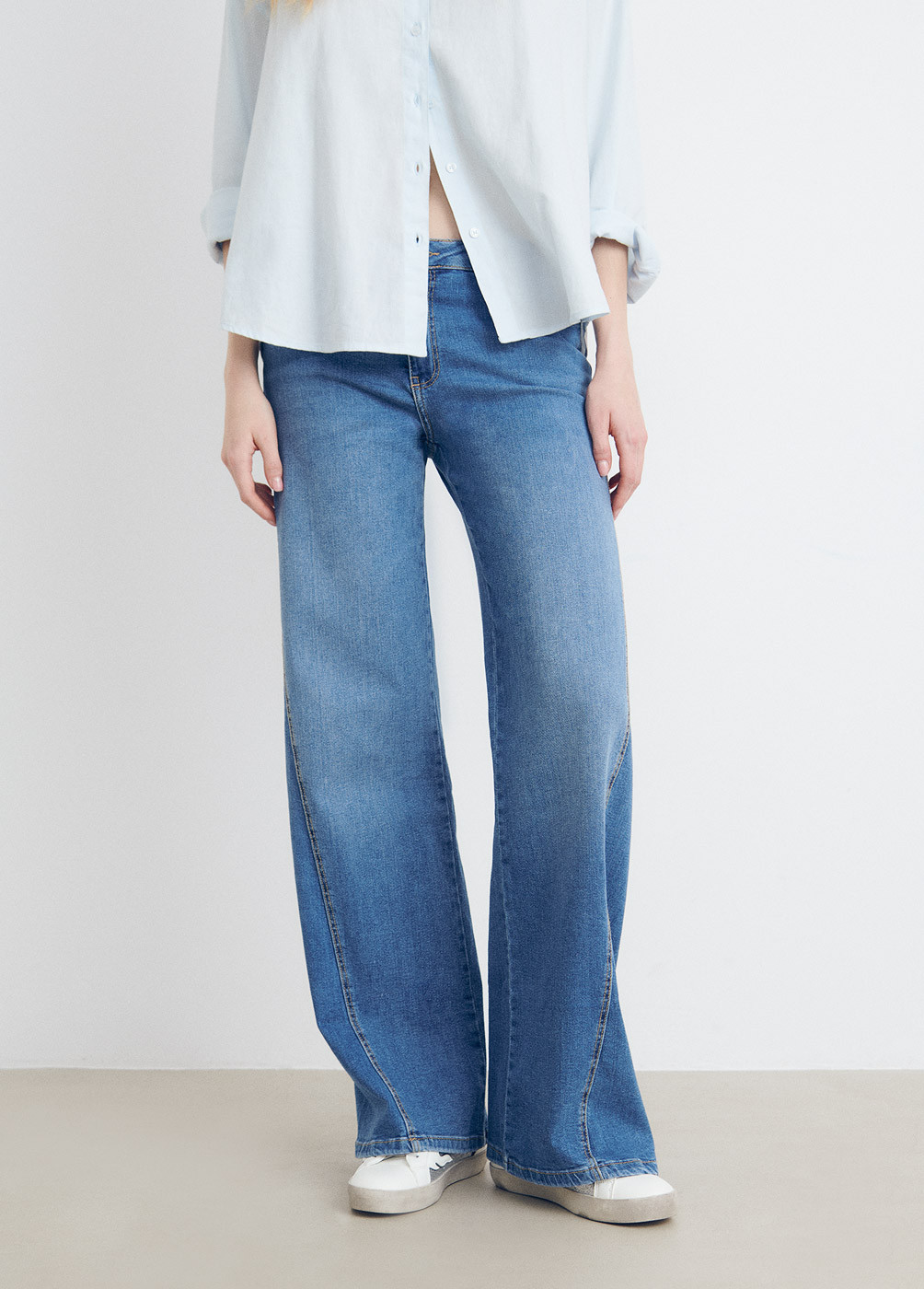 jeans flare con spacco laterale