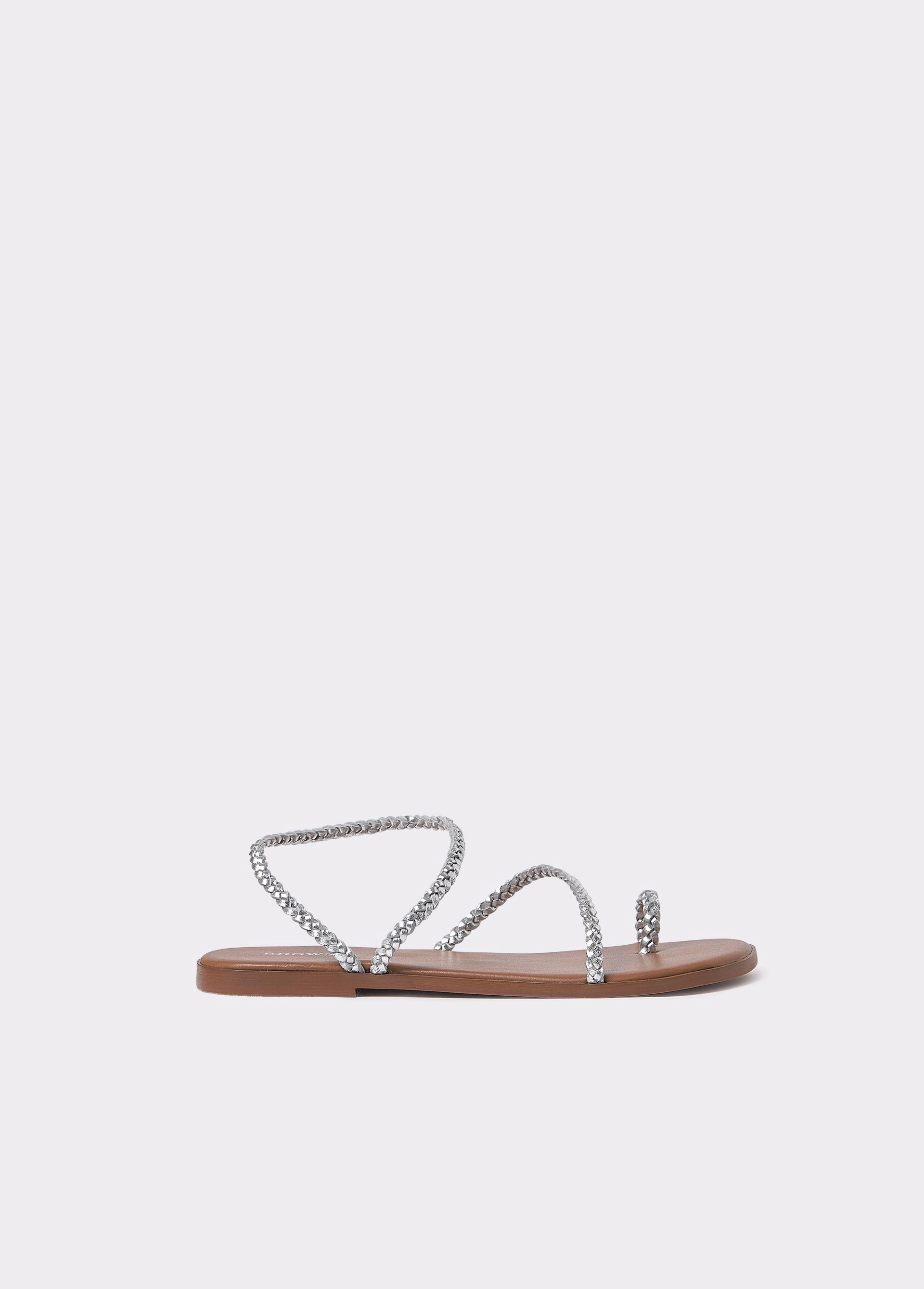 Flache geflochtene Sandale