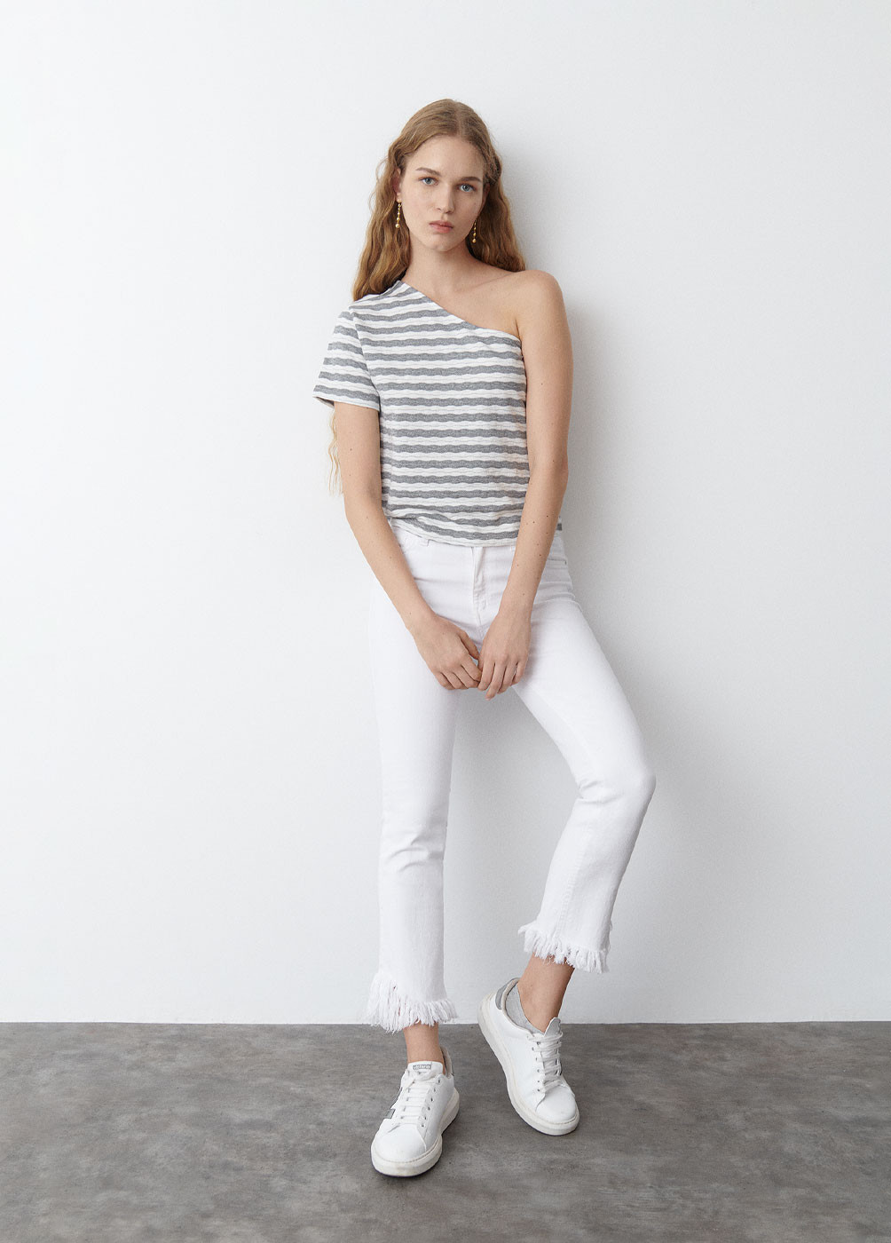 T-SHIRT ASYMMETRISCH MOUW...