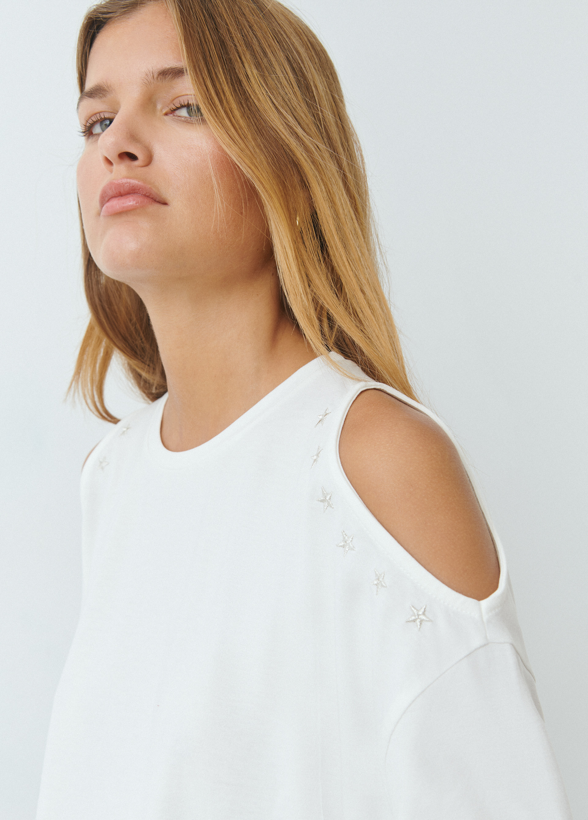T shirt shoulder cut out hotsell
